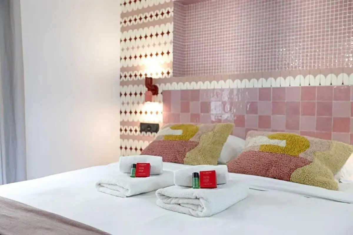 Les Halles - Luxurious & Colorful 4bd For 16 Guest Apartment