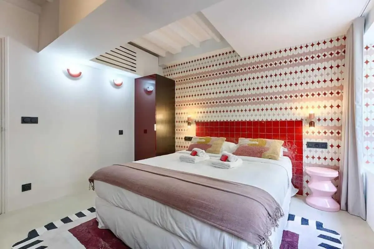 Les Halles - Luxurious & Colorful 4bd For 16 Guest Apartment *