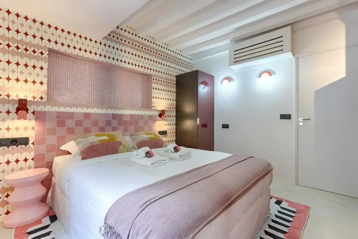 Les Halles - Luxurious & Colorful 4bd For 16 Guest Apartment